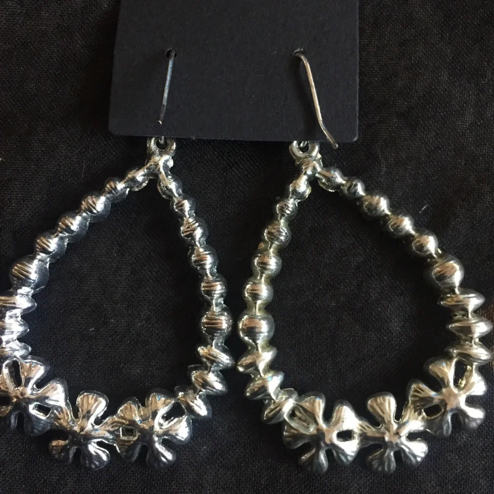 Silver with black flowers earrings - Picture 7 of 7